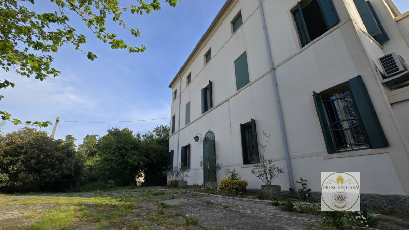 Rif. S441 - Proponiamo in vendita compendio immobiliare di pregio composto da villa storica svilu...