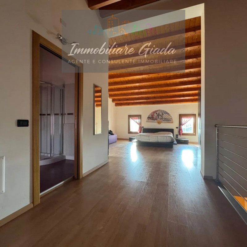 Proponiamo in vendita questa splendida porzione di casa di testa, sviluppata su tre livelli e car...
