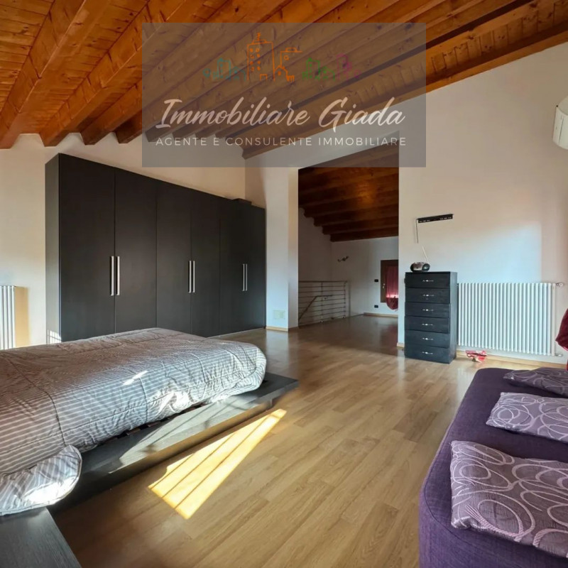 Proponiamo in vendita questa splendida porzione di casa di testa, sviluppata su tre livelli e car...