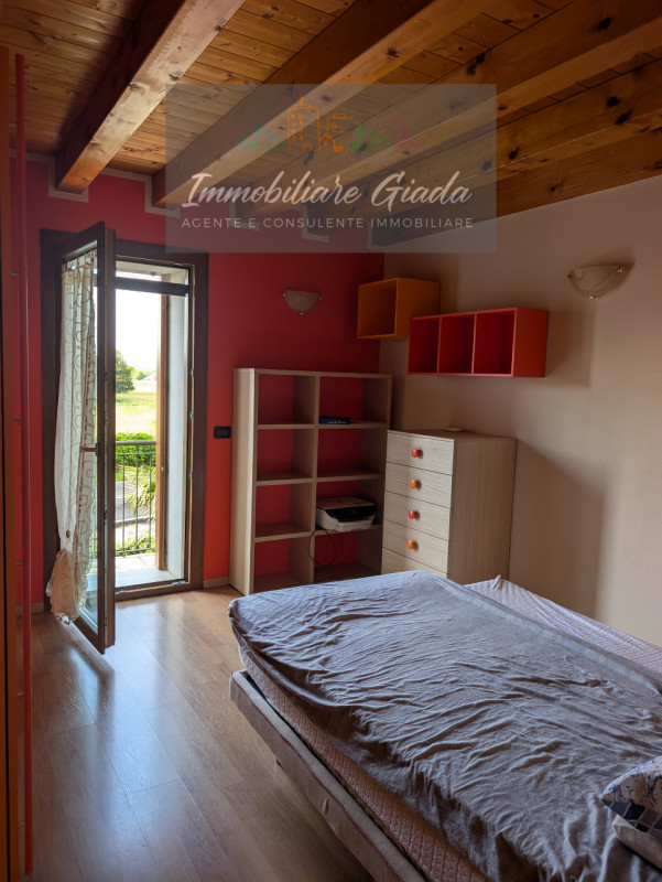 Proponiamo in vendita questa splendida porzione di casa di testa, sviluppata su tre livelli e car...