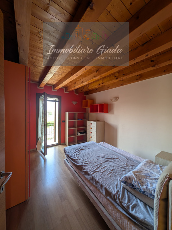 Proponiamo in vendita questa splendida porzione di casa di testa, sviluppata su tre livelli e car...