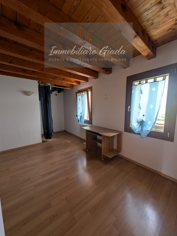 Proponiamo in vendita questa splendida porzione di casa di testa, sviluppata su tre livelli e car...