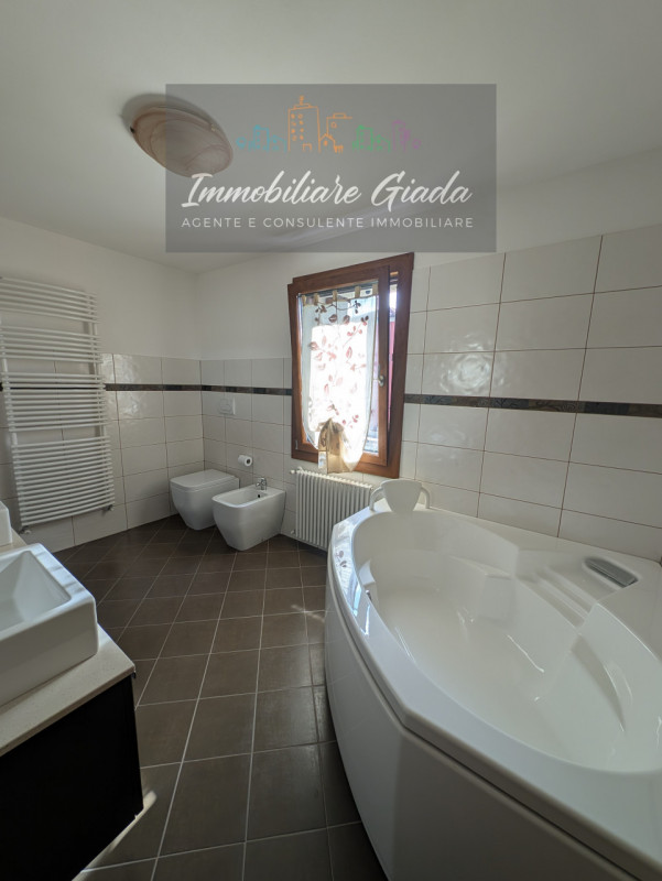 Proponiamo in vendita questa splendida porzione di casa di testa, sviluppata su tre livelli e car...