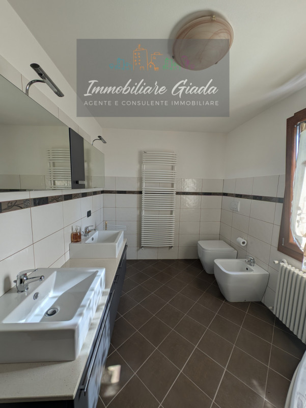 Proponiamo in vendita questa splendida porzione di casa di testa, sviluppata su tre livelli e car...