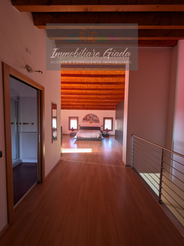 Proponiamo in vendita questa splendida porzione di casa di testa, sviluppata su tre livelli e car...