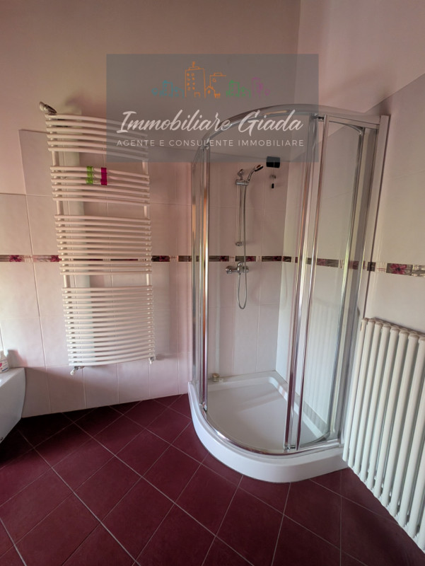 Proponiamo in vendita questa splendida porzione di casa di testa, sviluppata su tre livelli e car...