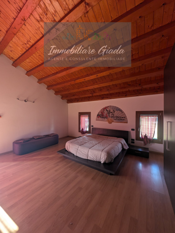 Proponiamo in vendita questa splendida porzione di casa di testa, sviluppata su tre livelli e car...