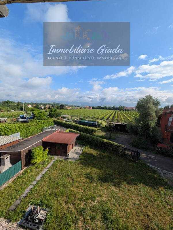 Proponiamo in vendita questa splendida porzione di casa di testa, sviluppata su tre livelli e car...