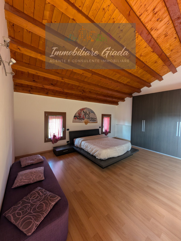 Proponiamo in vendita questa splendida porzione di casa di testa, sviluppata su tre livelli e car...