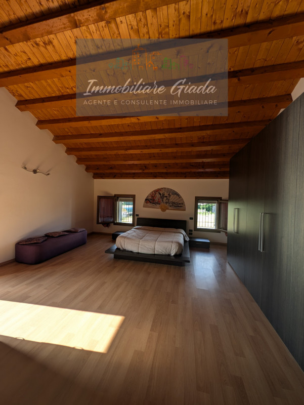 Proponiamo in vendita questa splendida porzione di casa di testa, sviluppata su tre livelli e car...