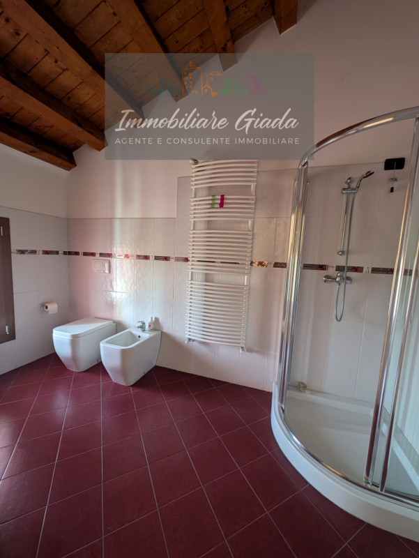 Proponiamo in vendita questa splendida porzione di casa di testa, sviluppata su tre livelli e car...