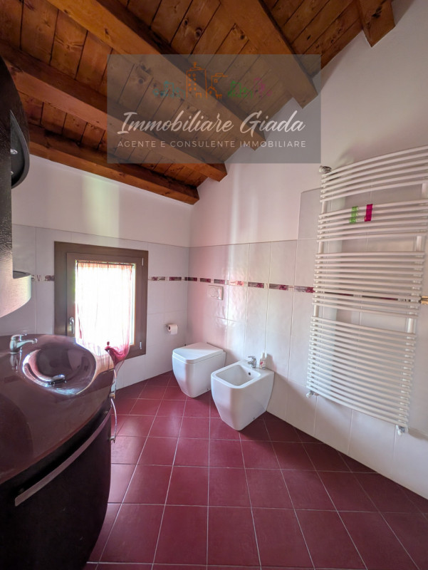 Proponiamo in vendita questa splendida porzione di casa di testa, sviluppata su tre livelli e car...