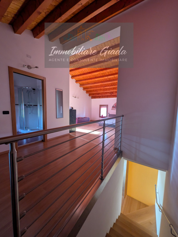 Proponiamo in vendita questa splendida porzione di casa di testa, sviluppata su tre livelli e car...