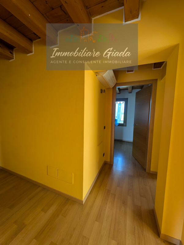 Proponiamo in vendita questa splendida porzione di casa di testa, sviluppata su tre livelli e car...
