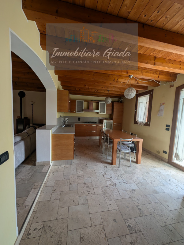 Proponiamo in vendita questa splendida porzione di casa di testa, sviluppata su tre livelli e car...