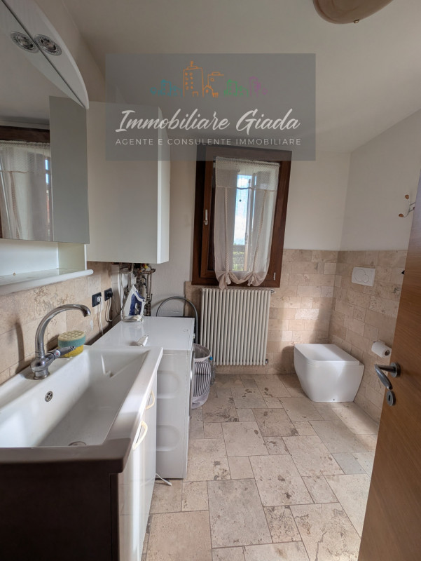 Proponiamo in vendita questa splendida porzione di casa di testa, sviluppata su tre livelli e car...