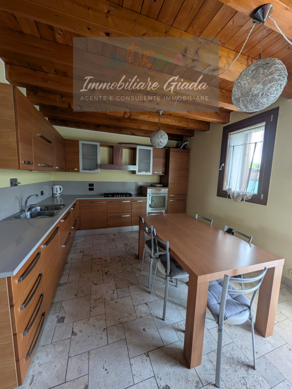 Proponiamo in vendita questa splendida porzione di casa di testa, sviluppata su tre livelli e car...