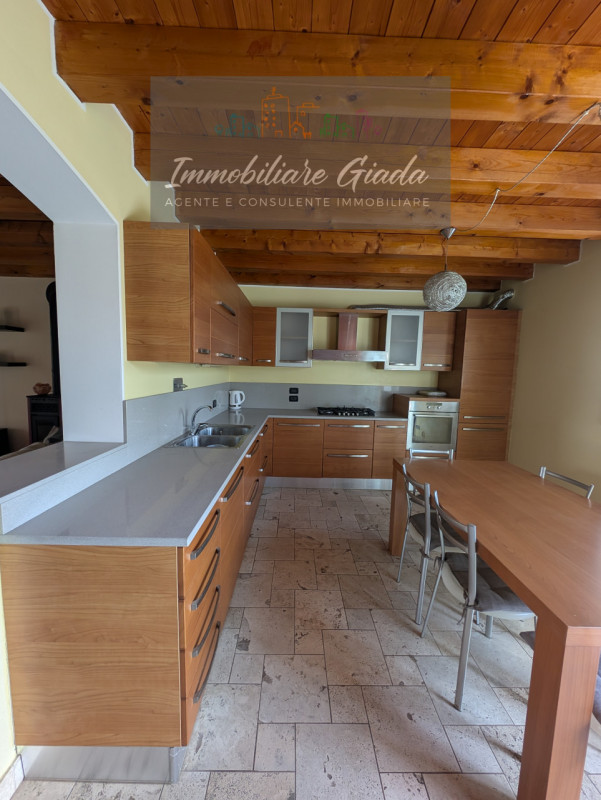 Proponiamo in vendita questa splendida porzione di casa di testa, sviluppata su tre livelli e car...