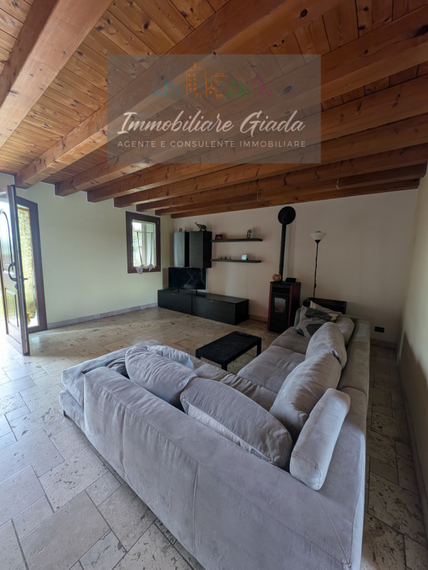 Proponiamo in vendita questa splendida porzione di casa di testa, sviluppata su tre livelli e car...