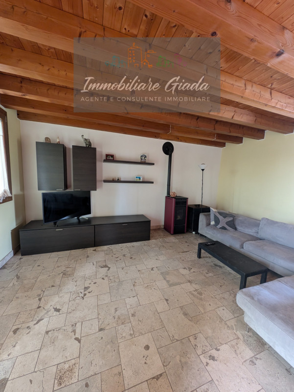 Proponiamo in vendita questa splendida porzione di casa di testa, sviluppata su tre livelli e car...