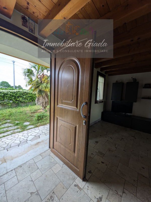 Proponiamo in vendita questa splendida porzione di casa di testa, sviluppata su tre livelli e car...