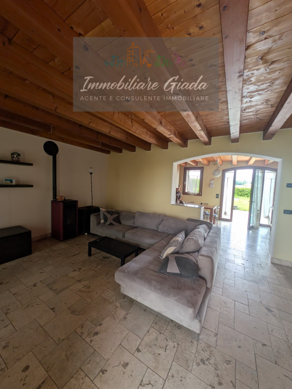 Proponiamo in vendita questa splendida porzione di casa di testa, sviluppata su tre livelli e car...
