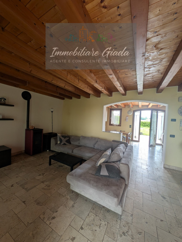 Proponiamo in vendita questa splendida porzione di casa di testa, sviluppata su tre livelli e car...