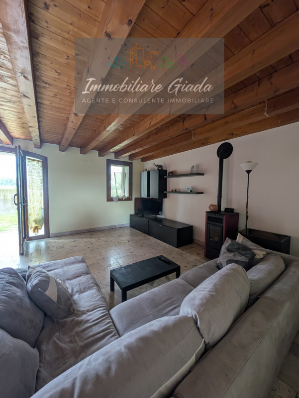 Proponiamo in vendita questa splendida porzione di casa di testa, sviluppata su tre livelli e car...