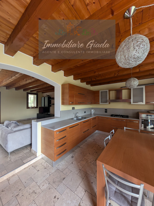 Proponiamo in vendita questa splendida porzione di casa di testa, sviluppata su tre livelli e car...