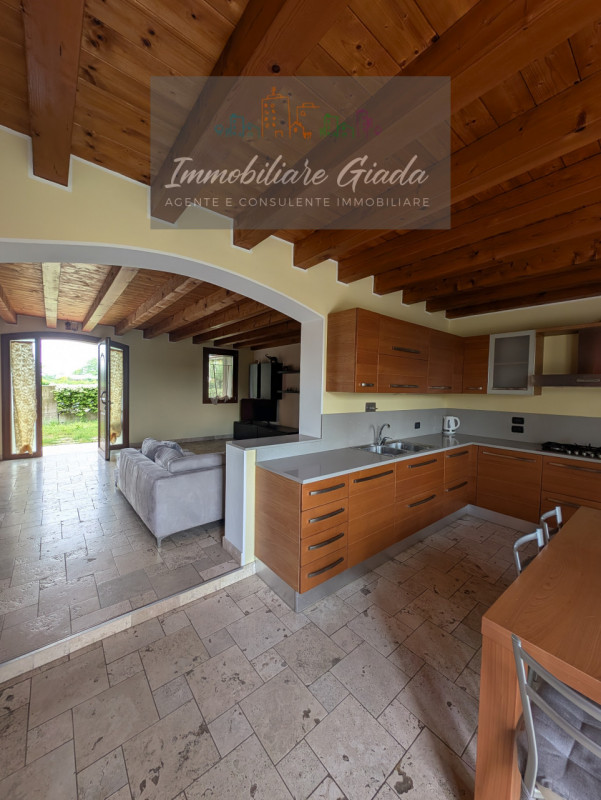 Proponiamo in vendita questa splendida porzione di casa di testa, sviluppata su tre livelli e car...