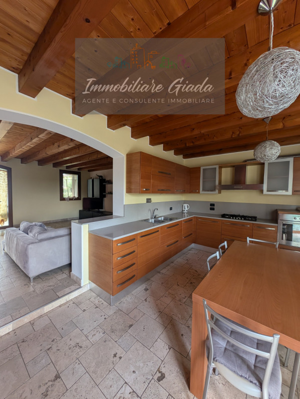 Proponiamo in vendita questa splendida porzione di casa di testa, sviluppata su tre livelli e car...