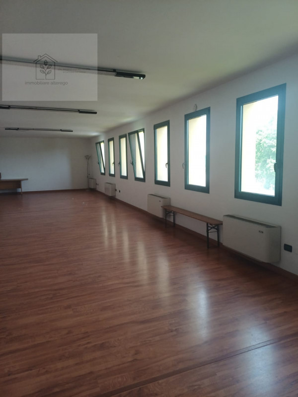 Se stai cercando un ufficio, non perdere questa opportunità unica! Situato nella zona industriale...