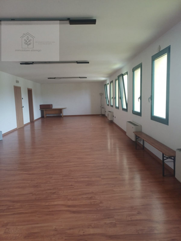 Se stai cercando un ufficio, non perdere questa opportunità unica! Situato nella zona industriale...