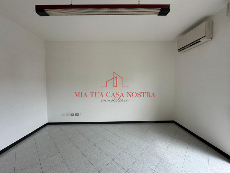 SARMEOLA: Affittasi Ufficio inserito in piccola palazzina, si compone di ampio ingresso con ampia...