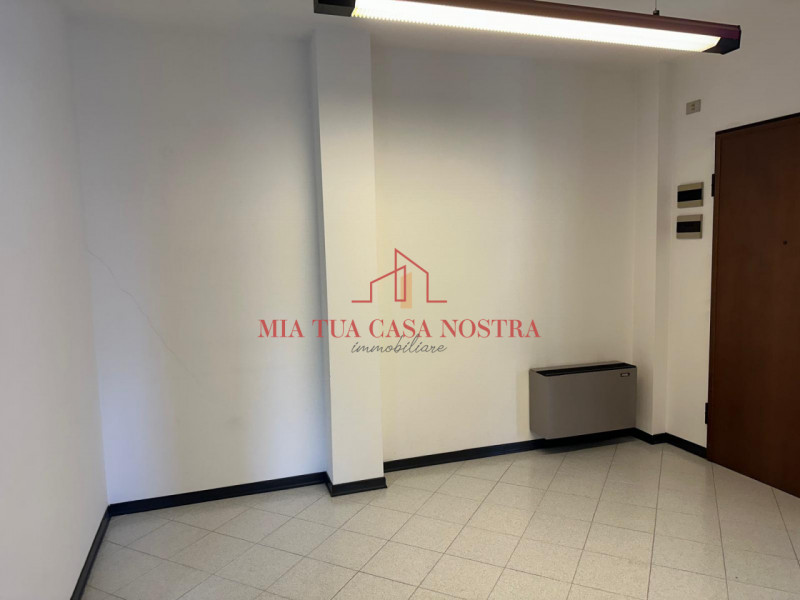 SARMEOLA: Affittasi Ufficio inserito in piccola palazzina, si compone di ampio ingresso con ampia...