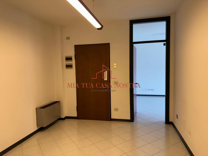 SARMEOLA: Affittasi Ufficio inserito in piccola palazzina, si compone di ampio ingresso con ampia...