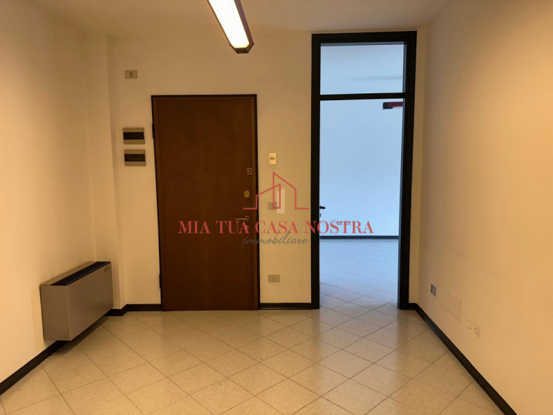 SARMEOLA: Affittasi Ufficio inserito in piccola palazzina, si compone di ampio ingresso con ampia...