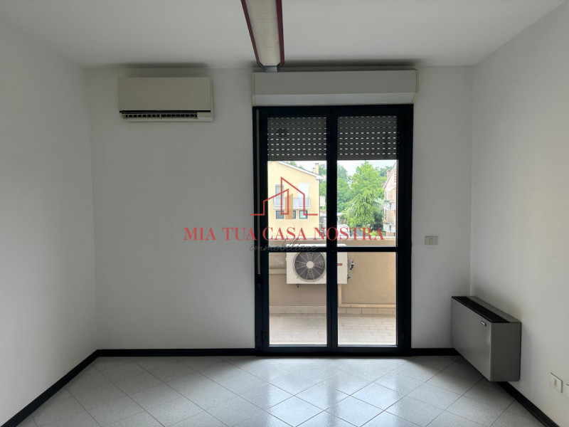 SARMEOLA: Affittasi Ufficio inserito in piccola palazzina, si compone di ampio ingresso con ampia...