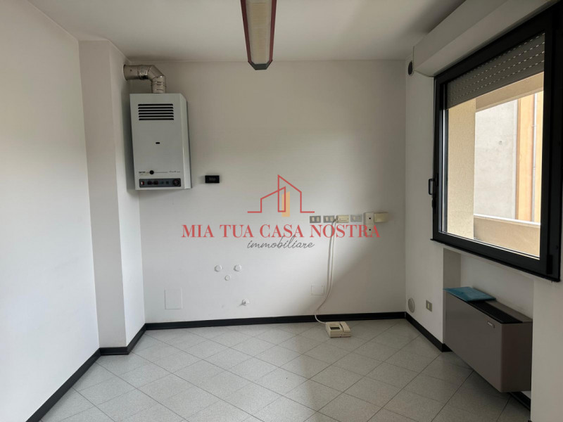 SARMEOLA: Affittasi Ufficio inserito in piccola palazzina, si compone di ampio ingresso con ampia...