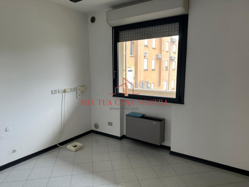 SARMEOLA: Affittasi Ufficio inserito in piccola palazzina, si compone di ampio ingresso con ampia...