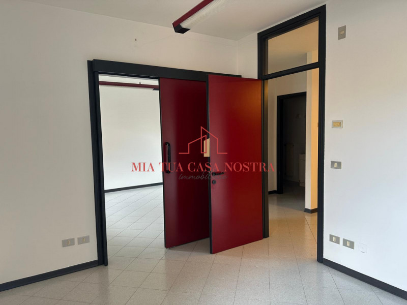 SARMEOLA: Affittasi Ufficio inserito in piccola palazzina, si compone di ampio ingresso con ampia...
