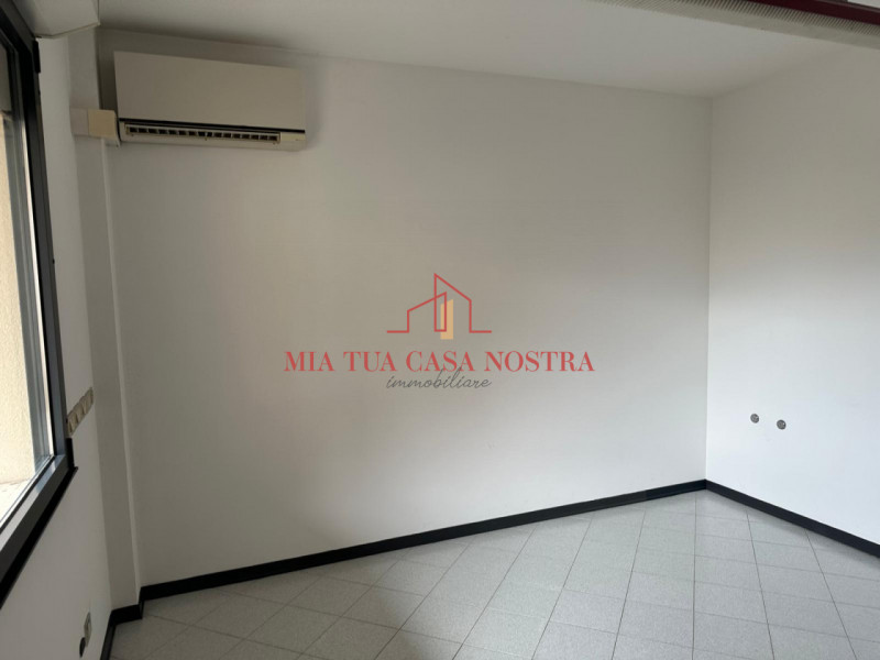 SARMEOLA: Affittasi Ufficio inserito in piccola palazzina, si compone di ampio ingresso con ampia...