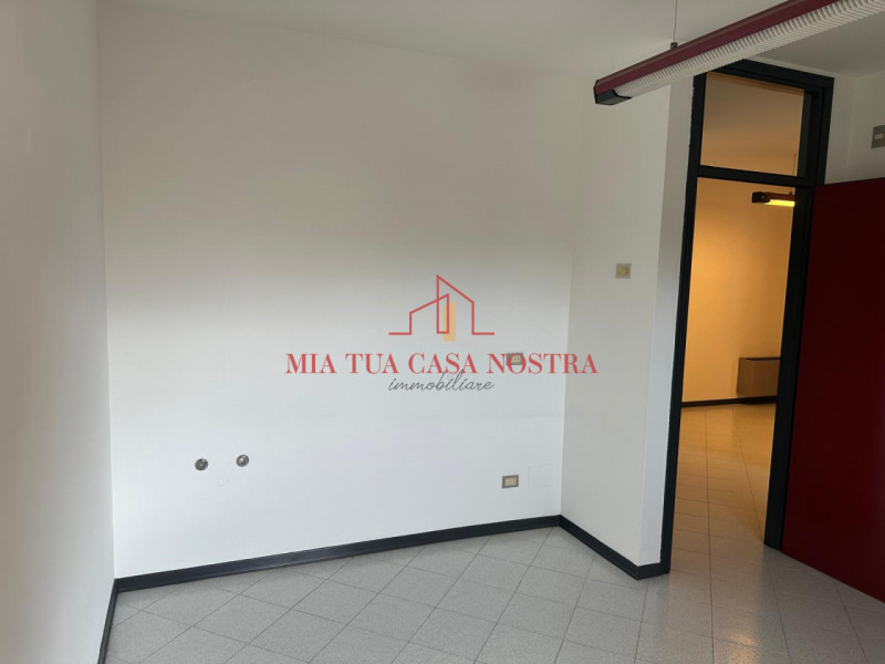 SARMEOLA: Affittasi Ufficio inserito in piccola palazzina, si compone di ampio ingresso con ampia...