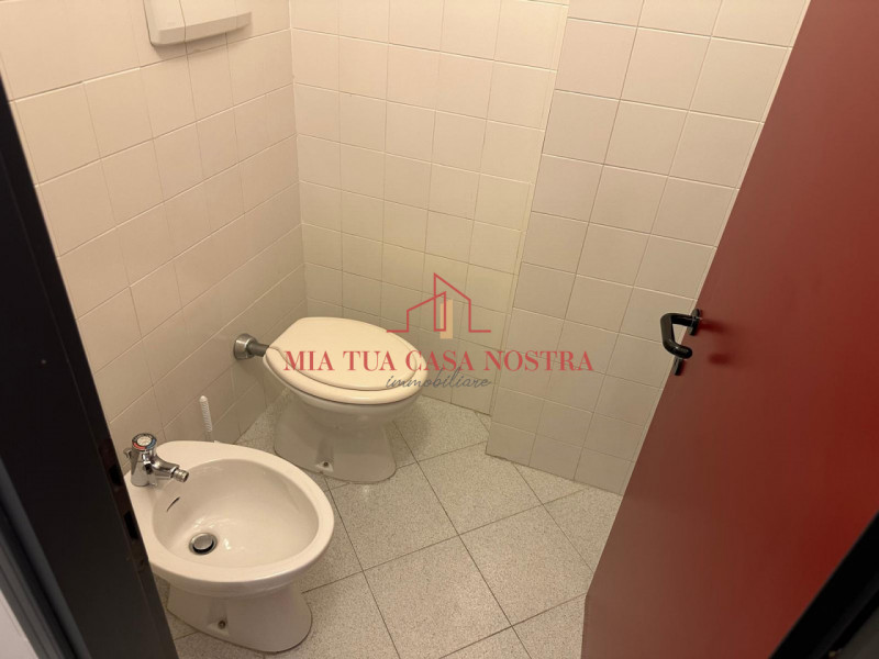 SARMEOLA: Affittasi Ufficio inserito in piccola palazzina, si compone di ampio ingresso con ampia...