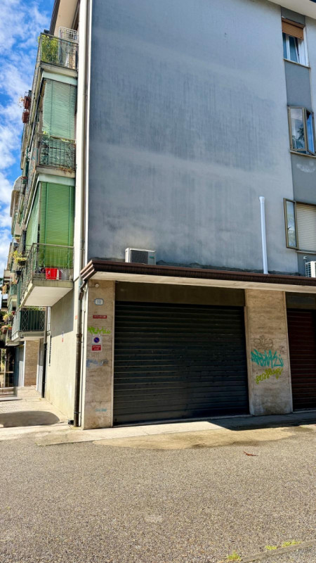 SAN CARLO: ZONA LARGO DEBUSSY su strada di alto transito e passaggio pedonale, vicinanza scuole d...