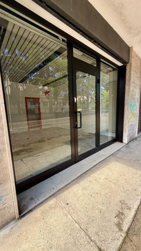 SAN CARLO: ZONA LARGO DEBUSSY su strada di alto transito e passaggio pedonale, vicinanza scuole d...