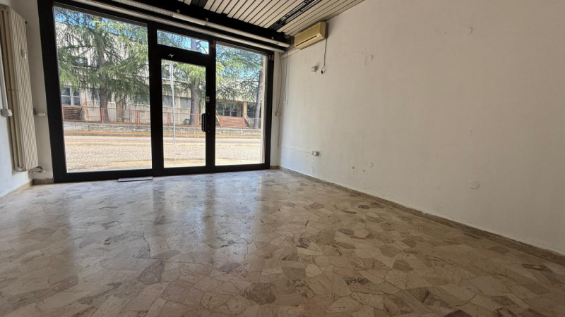 SAN CARLO: ZONA LARGO DEBUSSY su strada di alto transito e passaggio pedonale, vicinanza scuole d...