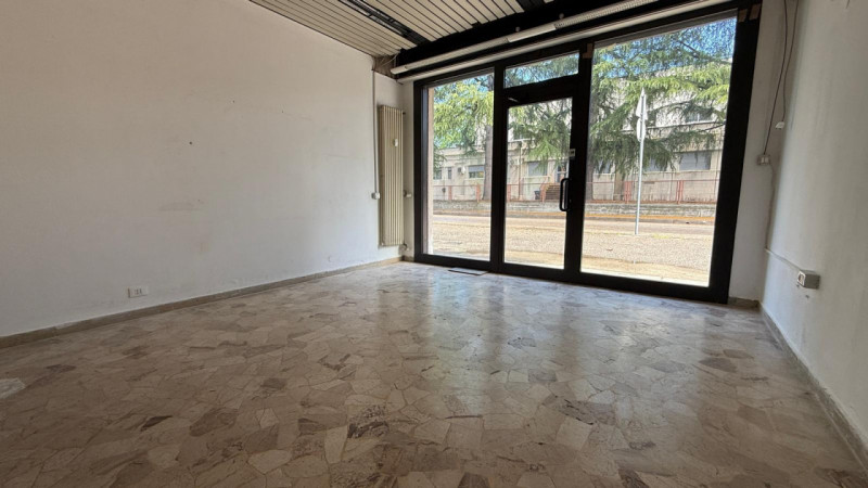 SAN CARLO: ZONA LARGO DEBUSSY su strada di alto transito e passaggio pedonale, vicinanza scuole d...