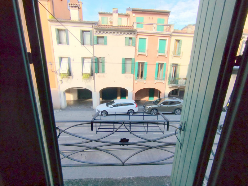 ELEGANTE MINI ARREDATO CON POSTO AUTO VIC.ZE PRATO DELLA VALLE

Nel cuore del centro storico di P...