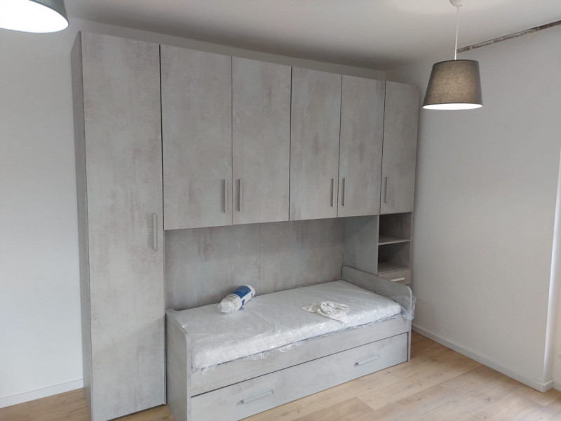 Proponiamo una stanza doppia in locazione all'interno di un ampio appartamento situato in via Tiz...
